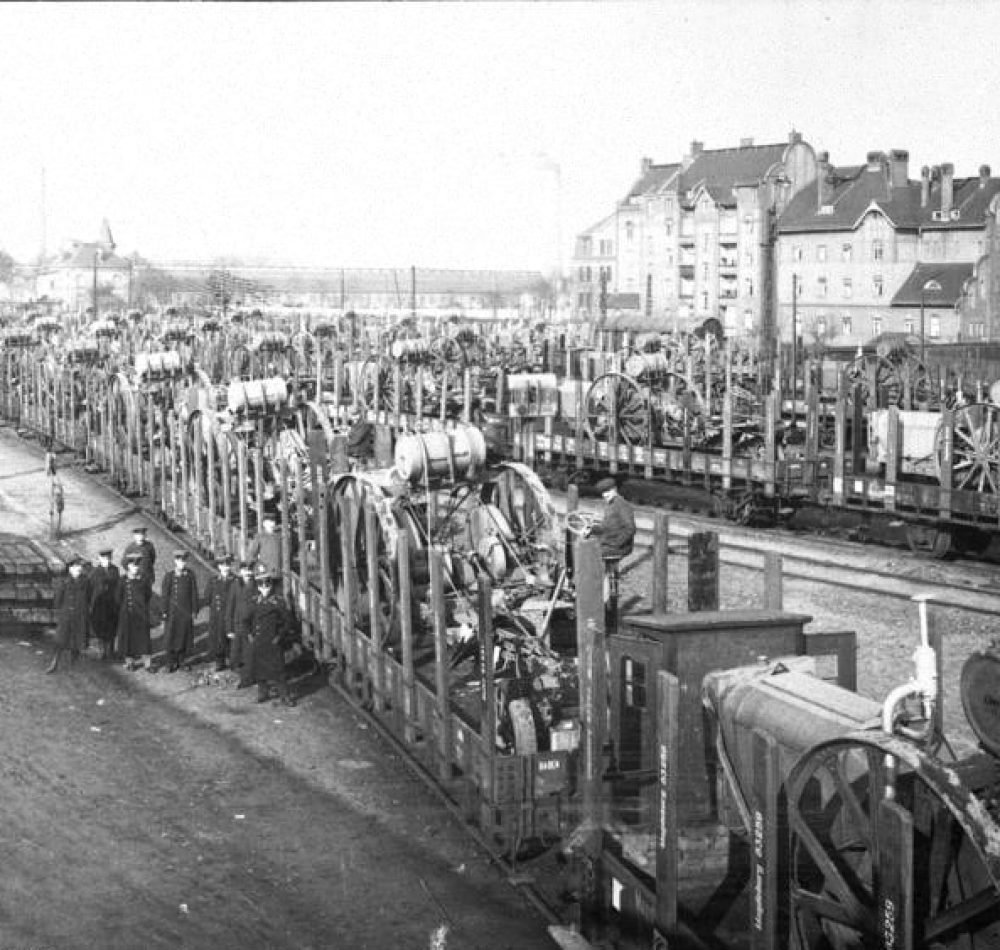 Trains contenant du matériel versé au titre des réparations après le traité de Versailles - Photographe inconnu Bundesarchiv, Bild 183-R02190 | Creative Commons BY-SA 3.0