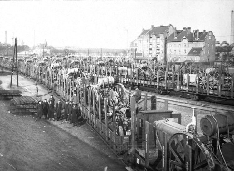 Trains contenant du matériel versé au titre des réparations après le traité de Versailles - Photographe inconnu Bundesarchiv, Bild 183-R02190 | Creative Commons BY-SA 3.0