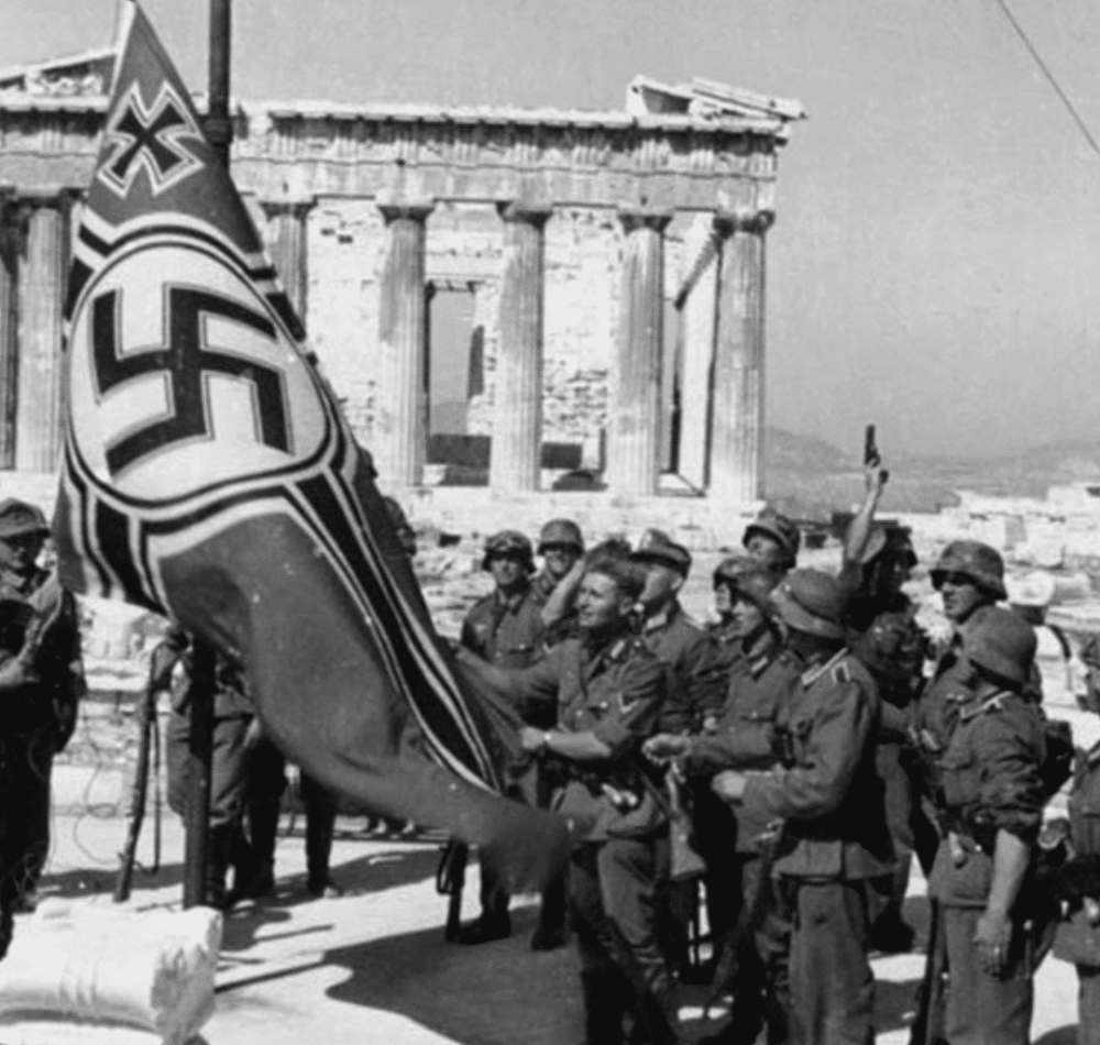 Troupes allemandes mettant en place le drapeau nazi, qui surplombera l’Acropole d’Athènes, 1941