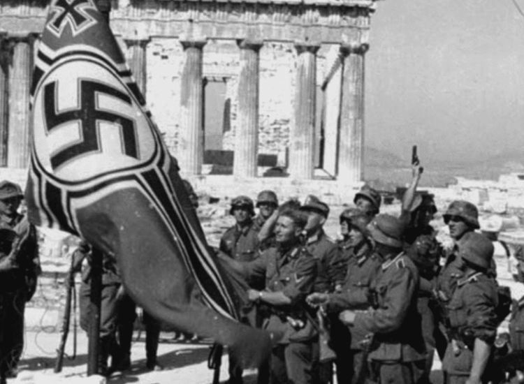 Troupes allemandes mettant en place le drapeau nazi, qui surplombera l’Acropole d’Athènes, 1941