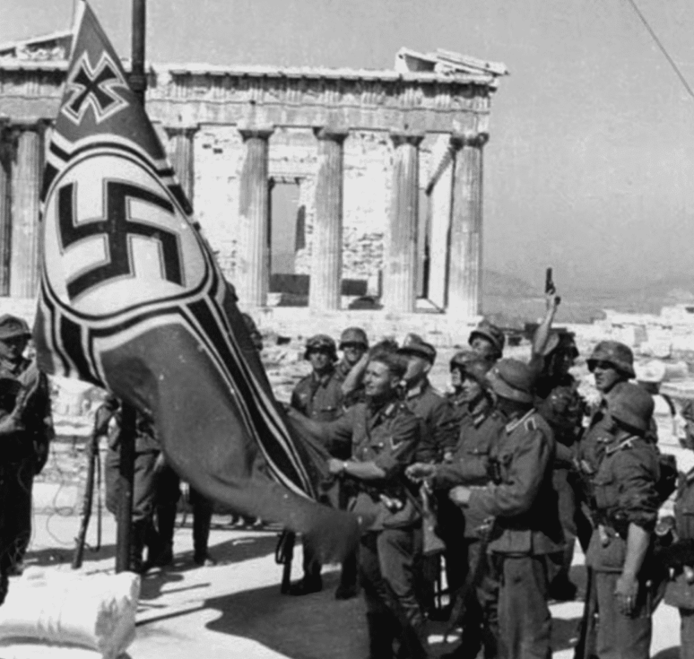 Troupes allemandes mettant en place le drapeau nazi, qui surplombera l’Acropole d’Athènes, 1941