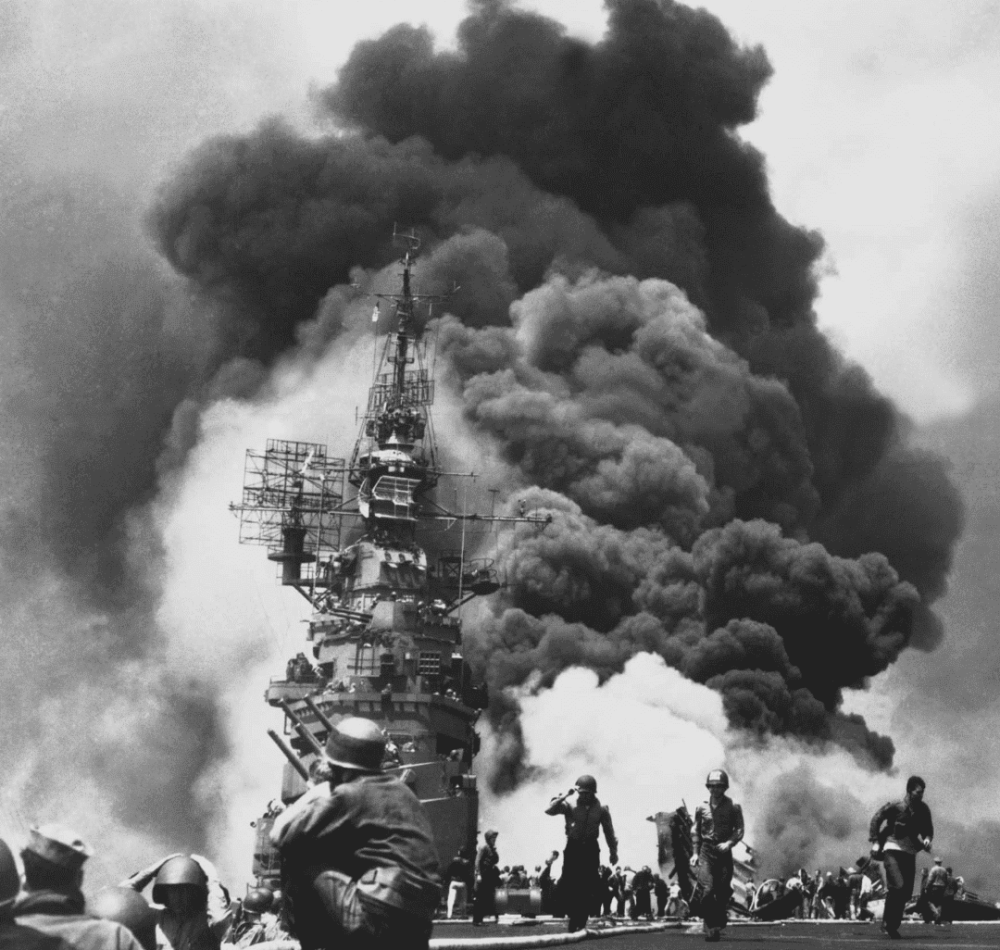 USS Bunker Hill touché par deux kamikazes, le 11 mai 1945 au large de Kyūshū - U.S. Navy | Domaine public