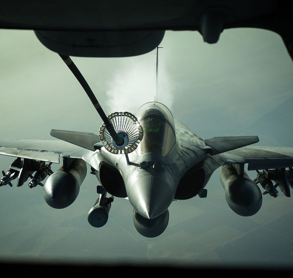 Un Dassault Rafale français reçoit du carburant d'un KC-10 près de l'Irak, le 26 octobre 2016 - U.S. Air Force photo by Senior Airman Tyler Woodward | Domaine public
