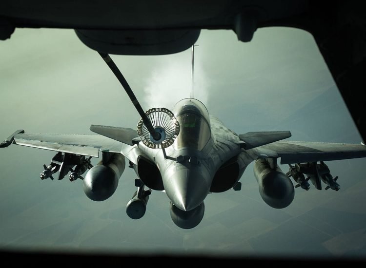 Un Dassault Rafale français reçoit du carburant d'un KC-10 près de l'Irak, le 26 octobre 2016 - U.S. Air Force photo by Senior Airman Tyler Woodward | Domaine public