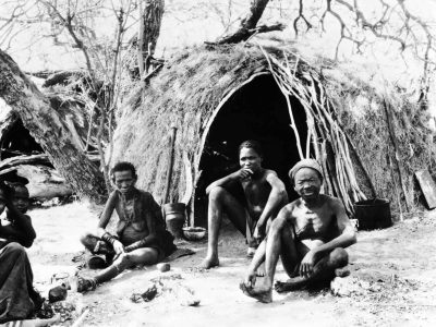 Un campement fabriqué par le peuple SAN - Auteur inconnu | Domaine public