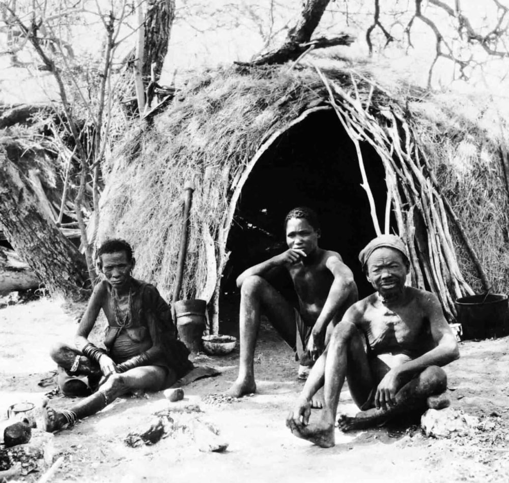 Un campement fabriqué par le peuple SAN - Auteur inconnu | Domaine public
