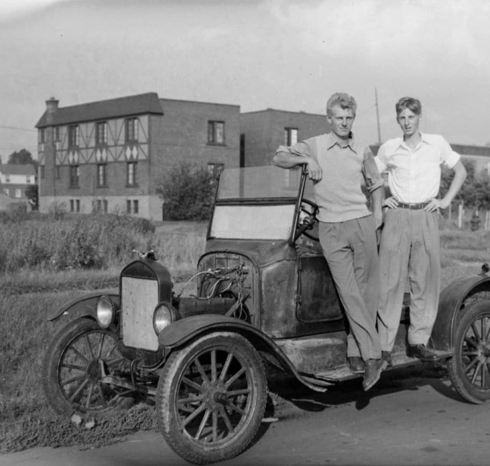Une Ford Model T 1923 photographiée au Québec en 1948 - Conrad Poirier | Domaine Public / Information complémentaire sur la photographie : Ce fichier a été numérisé et gracieusement téléversé dans Wikimedia Commons avec l'autorisation et la collaboration de Bibliothèque et Archives nationales du Québec et Wikimédia Canada dans le cadre du Projet Poirier