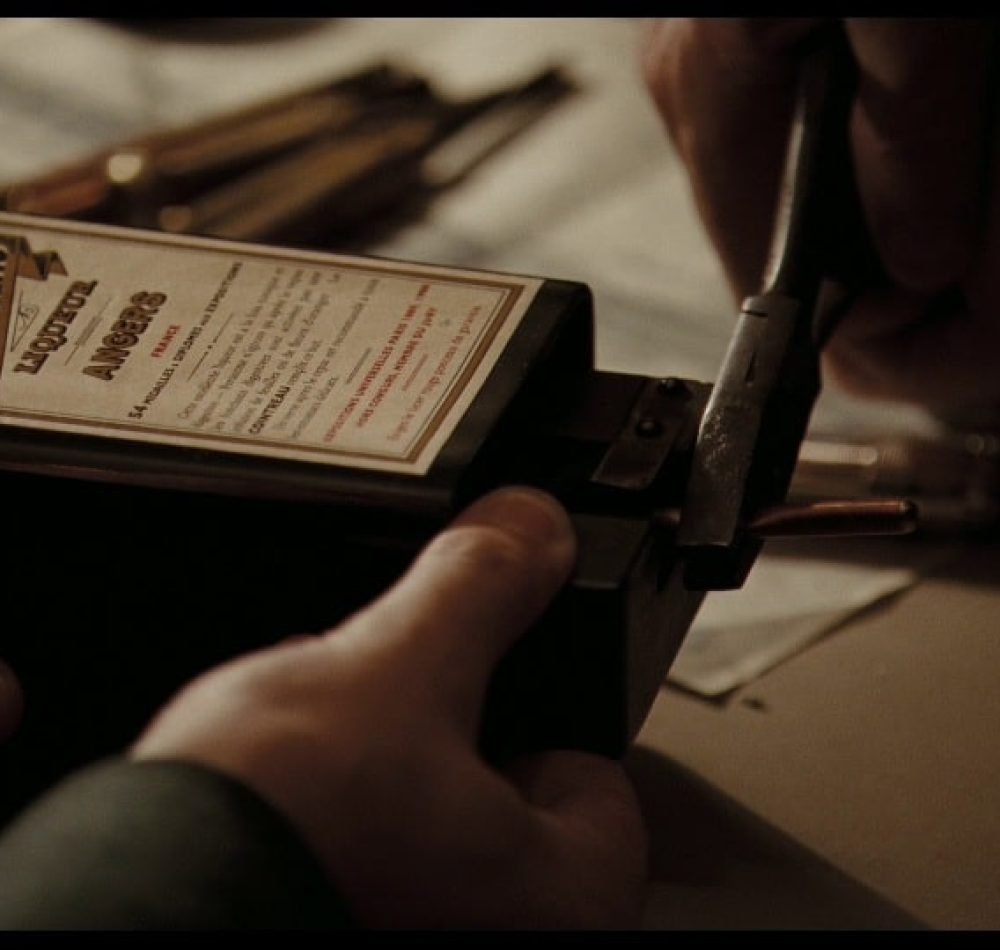 Une bouteille de Cointreau dans le film Valkyrie en 2008 - Metro-Goldwyn-Mayer