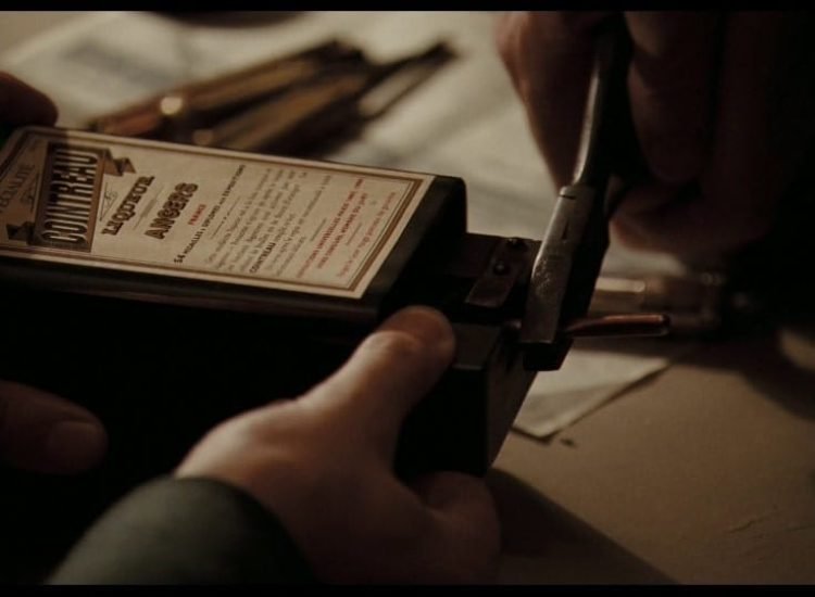 Une bouteille de Cointreau dans le film Valkyrie en 2008 - Metro-Goldwyn-Mayer