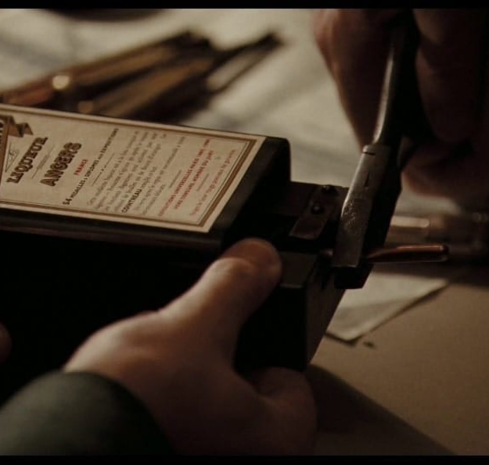 Une bouteille de Cointreau dans le film Valkyrie en 2008 - Metro-Goldwyn-Mayer