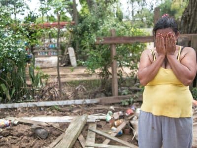 Une femme brésilienne désespérée par les dégâts d'El Niño - Caroline Ferraz/Sul21.com.br | CC BY-NC-SA 3.0 BR DEED