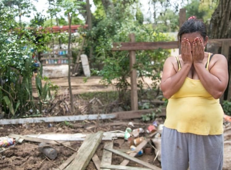 Une femme brésilienne désespérée par les dégâts d'El Niño - Caroline Ferraz/Sul21.com.br | CC BY-NC-SA 3.0 BR DEED