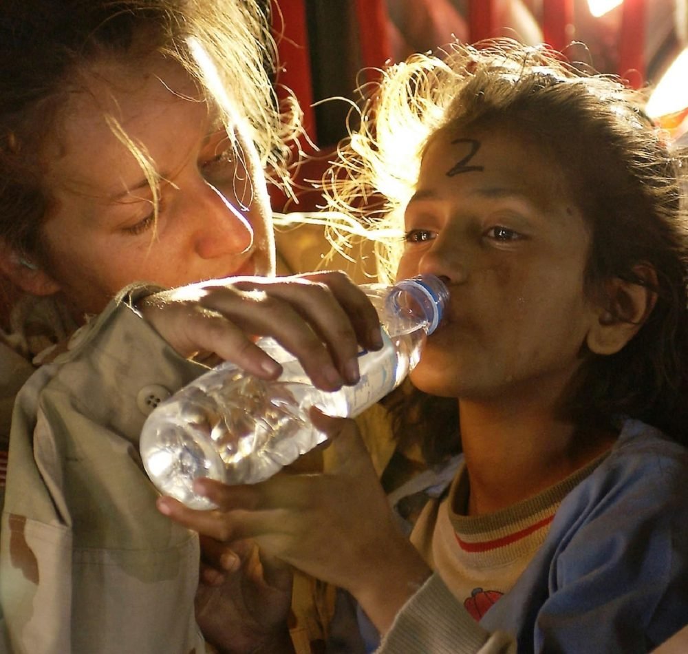 Une jeune fille profitant de l'aide humanitaire I Auteur inconnu I Domaine public