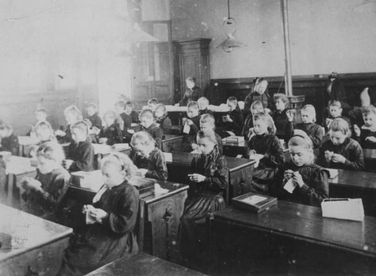 Une leçon de couture dans une classe de filles à Hellemmes - Inconnu | Domaine public