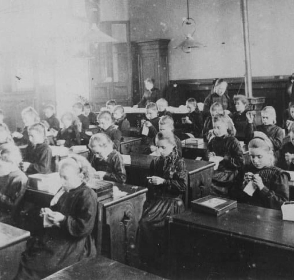 Une leçon de couture dans une classe de filles à Hellemmes - Inconnu | Domaine public