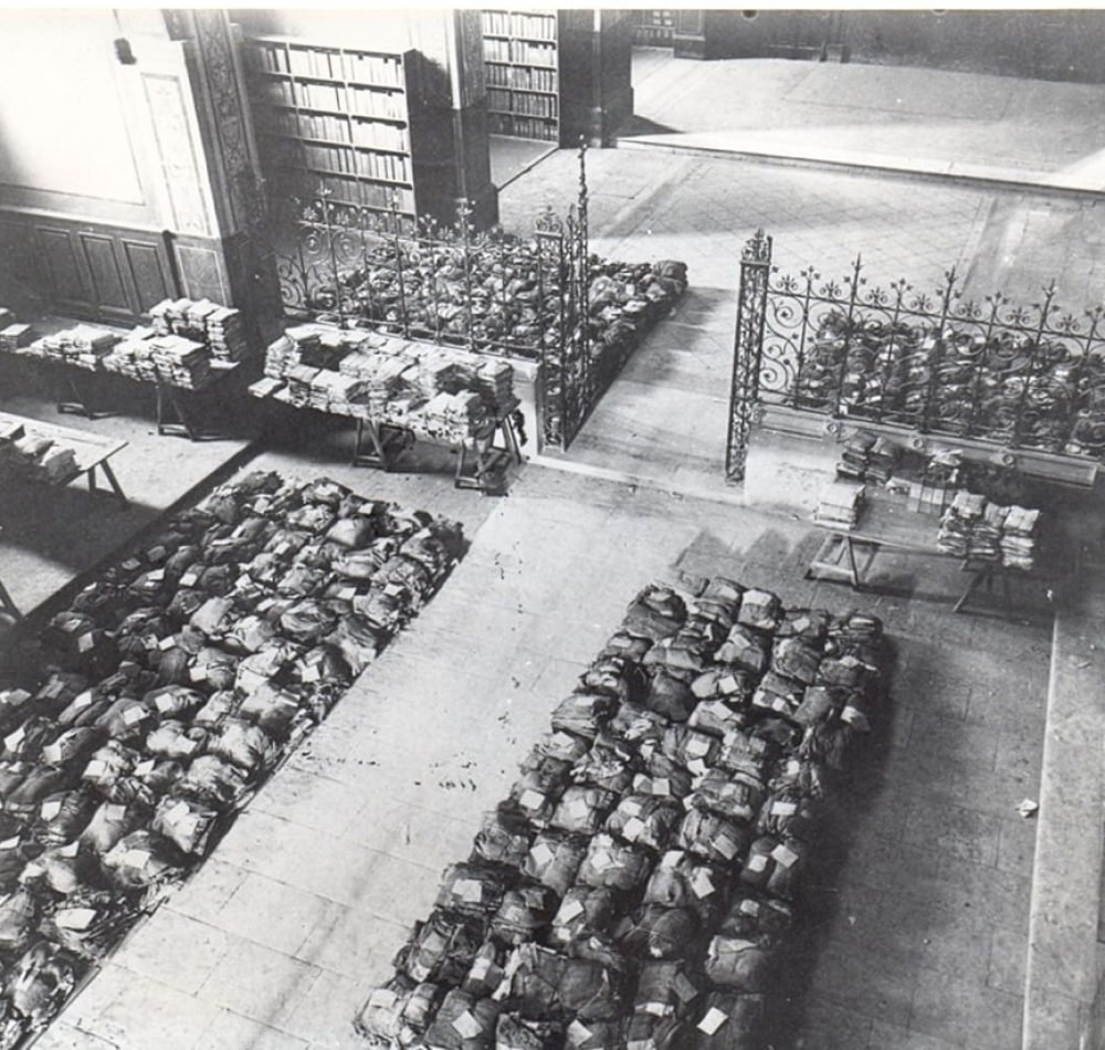 Vue de la nef de l’église conventuelle convertie en dépôt des Archives départementales de l’Hérault, vers 1950 - Arch. dép. Hérault, 5 Fi 95., J. Duvaux, 2011 | Creative Commons BY-NC-ND 4.0