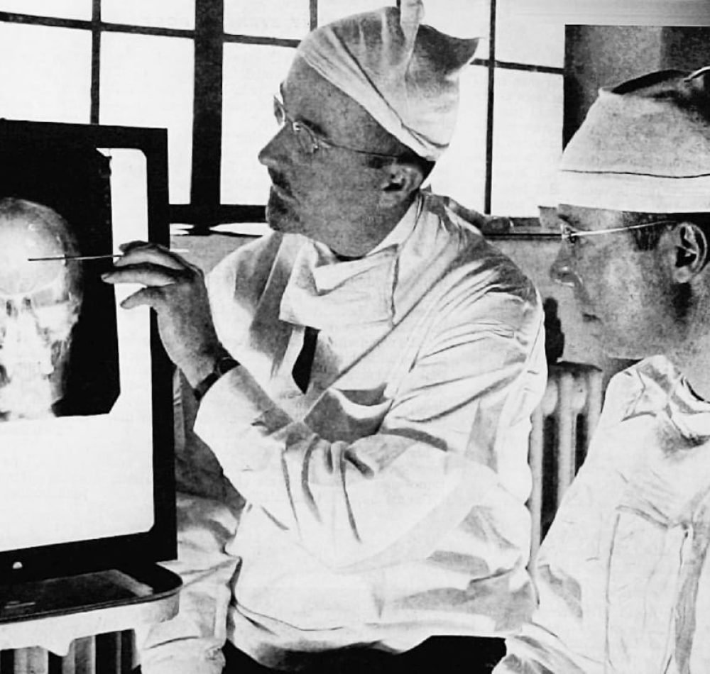 Walter J. Freeman et James W. Watts étudiant une radio afin de pratiquer une lobotomie | Harris A Ewing - Domaine Public