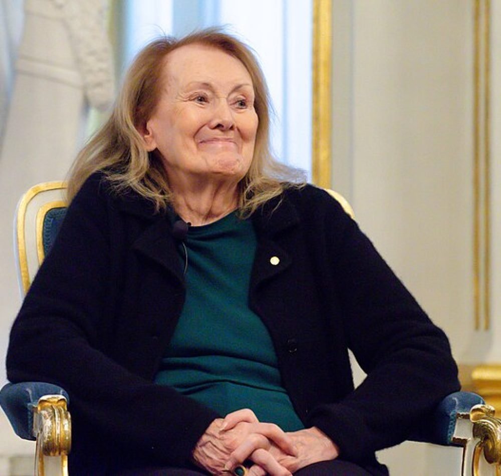 Photographie de Annie Ernaux en 2022 à l’occasion du prix Nobel – Frankie Fouganthin | Domaine public