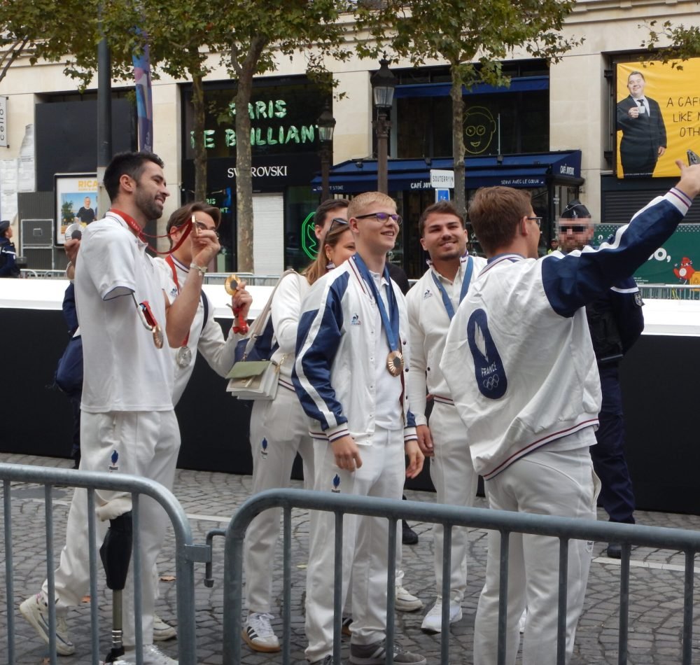 Athlètes (dont Félix et Alexis Lebrun) lors de la parade de la délégation française des Jeux de Paris 2024 - Nicolas2gg (pseudo Wikimedia) | Creative Commons BY-SA 4.0