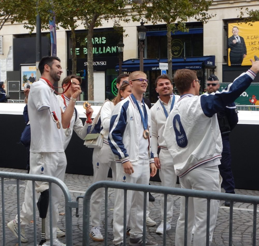 Athlètes (dont Félix et Alexis Lebrun) lors de la parade de la délégation française des Jeux de Paris 2024 - Nicolas2gg (pseudo Wikimedia) | Creative Commons BY-SA 4.0