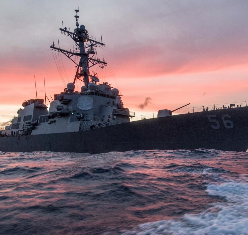 L'USS John S. McCain effectue une patrouille de routine dans la mer de Chine méridionale, le 22 janvier 2017. Le destroyer lance-missiles contribue à la sécurité et à la stabilité dans la région indo-asiatique-pacifique. Photo de la Marine par le sous-officier de 3e classe de la Marine James Vazquez | Domaine Public