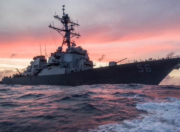 L'USS John S. McCain effectue une patrouille de routine dans la mer de Chine méridionale, le 22 janvier 2017. Le destroyer lance-missiles contribue à la sécurité et à la stabilité dans la région indo-asiatique-pacifique. Photo de la Marine par le sous-officier de 3e classe de la Marine James Vazquez | Domaine Public