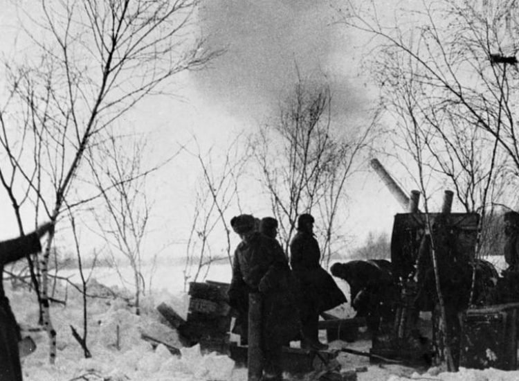Canon soviétique de 122 mm aux abords de Moscou - Viktor Temine | Domaine public