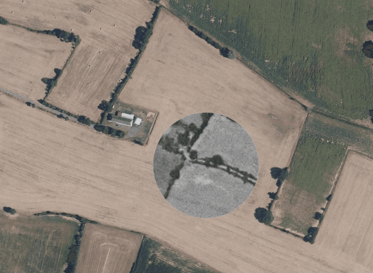 Capture d'écran d'une ferme familiale avec l'ancien chemin aujourd'hui remplacé par un champ - IGN France