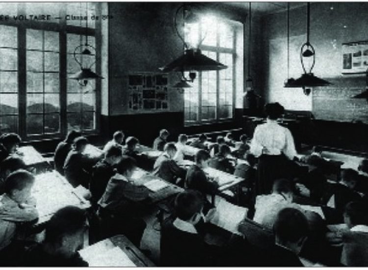 Carte postale ancienne, c. 1905 (Paris, coll. de l’auteur). À la fin du siècle, la conciliation du professeur et des élèves ne fut pas seulement le fait d’un cadre spatial rénové. L’administration consentait désormais à confier les petites classes des lycées de garçons à des « professeurs-femmes », supposées mieux appropriées à un auditoire enfantin - Auteur inconnu | Domaine public