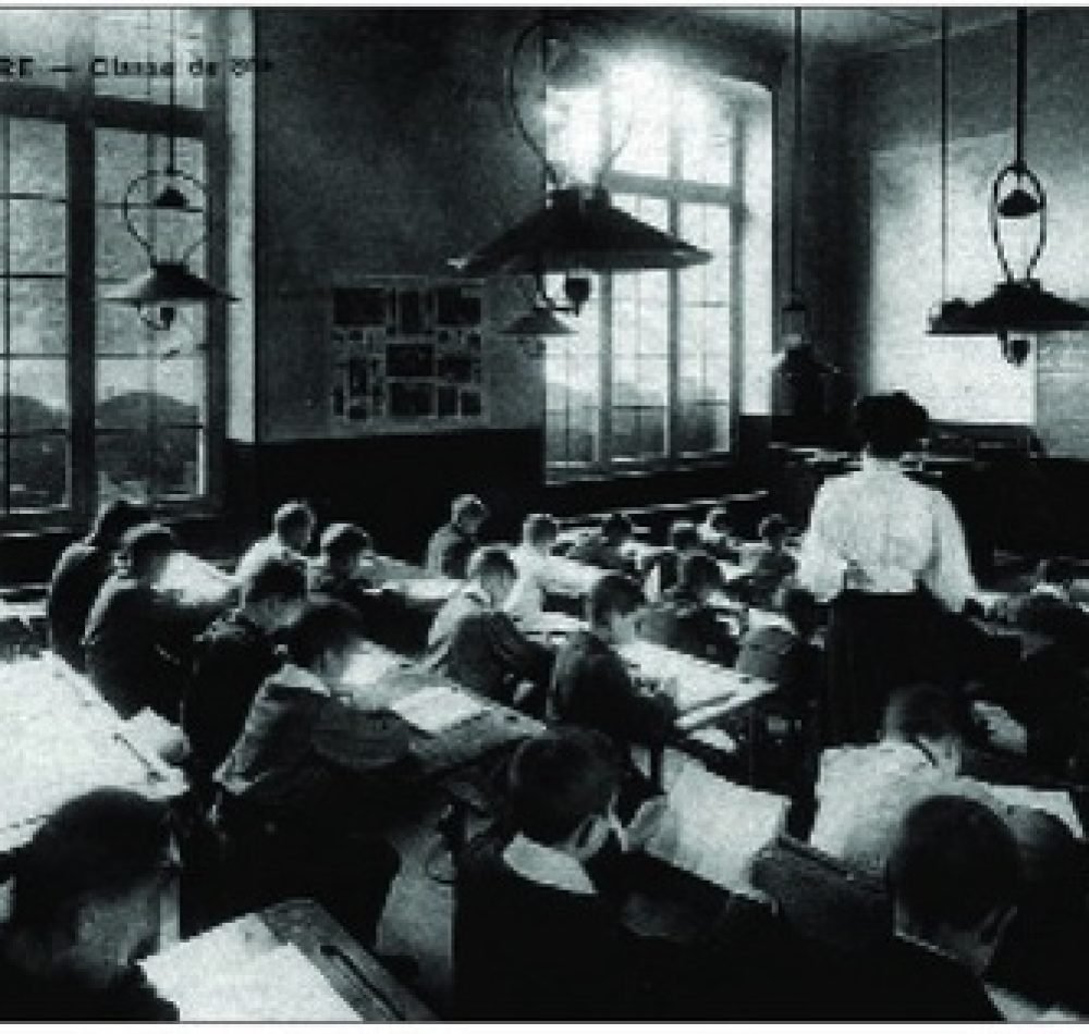 Carte postale ancienne, c. 1905 (Paris, coll. de l’auteur). À la fin du siècle, la conciliation du professeur et des élèves ne fut pas seulement le fait d’un cadre spatial rénové. L’administration consentait désormais à confier les petites classes des lycées de garçons à des « professeurs-femmes », supposées mieux appropriées à un auditoire enfantin - Auteur inconnu | Domaine public