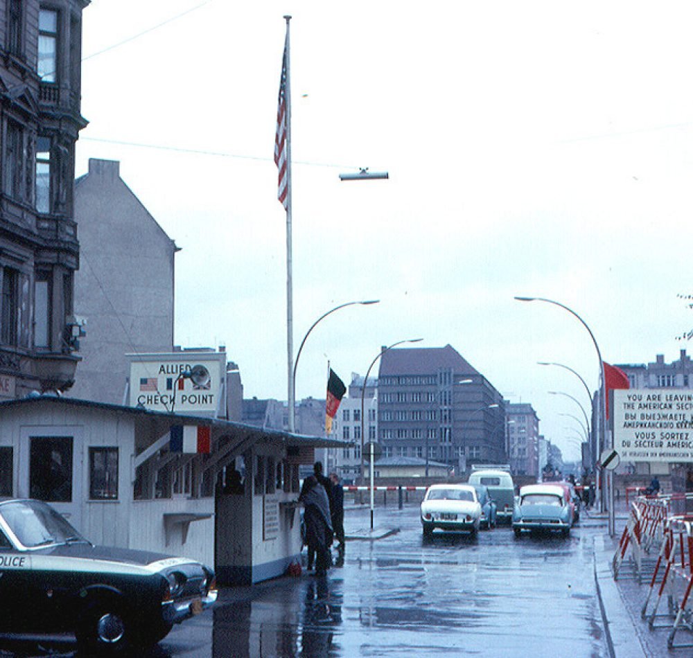 Checkpoint Charlie en 1963, depuis le secteur américain - Roger Wollstadt | Creative Commons BY-SA 2.0