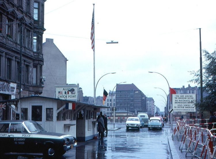 Checkpoint Charlie en 1963, depuis le secteur américain - Roger Wollstadt | Creative Commons BY-SA 2.0