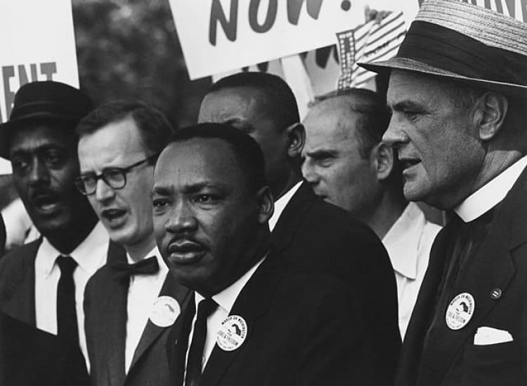 civil rights march on washington, d.c. (dr. martin luther king, jr. and mathew ahmann in a crowd.) nara 542015 restoration. Civil Rights March on Washington, D.C. (Dr. Martin Luther King, Jr. and Mathew Ahmann in a crowd.) Marche pour les Droits Civiques à Washington, D.C. (Dr Martin Luther King Jr. et Mathew Ahmann dans une foule) - U.S. National Archives and Records Administration | Domaine public.