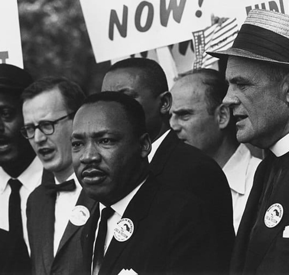 civil rights march on washington, d.c. (dr. martin luther king, jr. and mathew ahmann in a crowd.) nara 542015 restoration. Civil Rights March on Washington, D.C. (Dr. Martin Luther King, Jr. and Mathew Ahmann in a crowd.) Marche pour les Droits Civiques à Washington, D.C. (Dr Martin Luther King Jr. et Mathew Ahmann dans une foule) - U.S. National Archives and Records Administration | Domaine public.