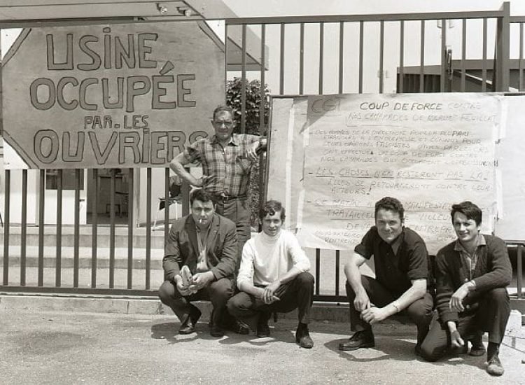 Des travailleurs en grève devant leur usine occupée en juin - George Garrigues | Creative Commons BY-SA 3.0