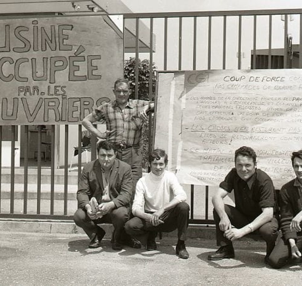 Des travailleurs en grève devant leur usine occupée en juin - George Garrigues | Creative Commons BY-SA 3.0