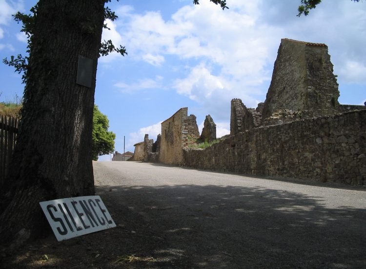 Entrée du village d'Oradour-sur-Glane - Dna-Dennis [Pseudo Wikipédia] | Domaine public
