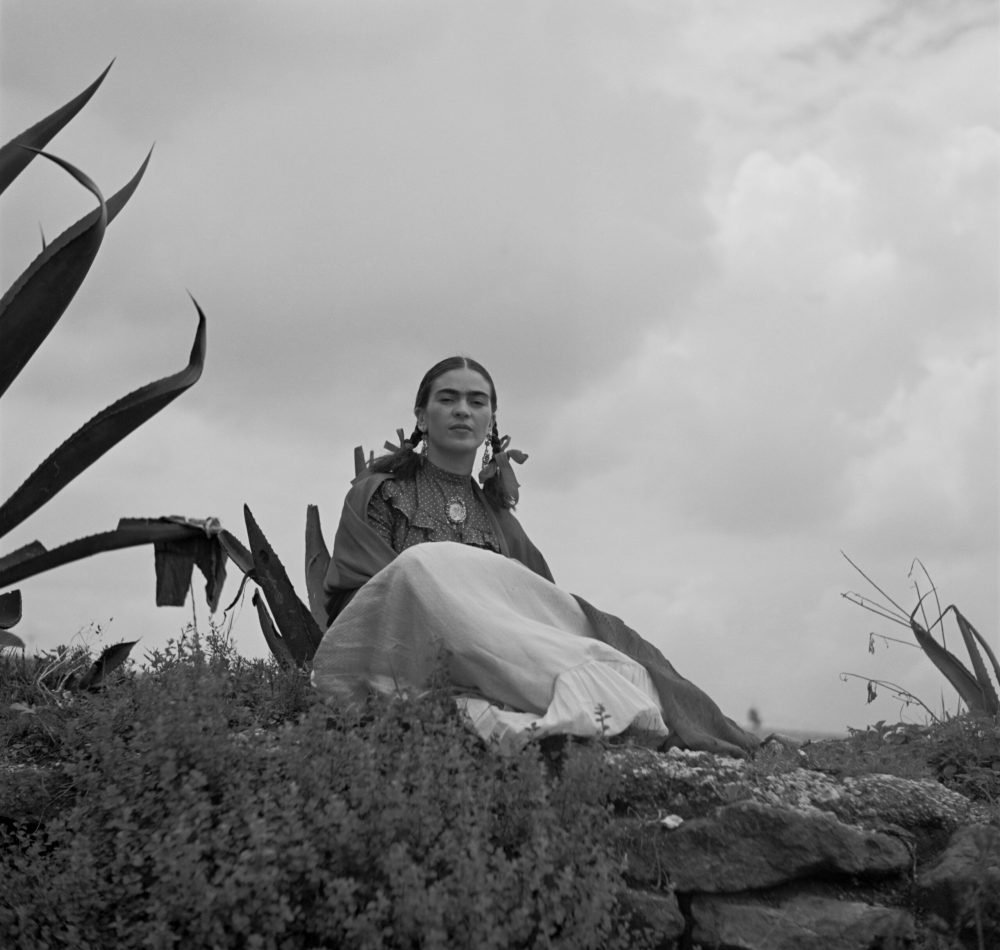 Frida Kahlo, assise à côté d'un agave, lors d'une séance photo pour Vogue en 1937, intitulée « Señoras of Mexico » - Toni Frissell | Domaine public