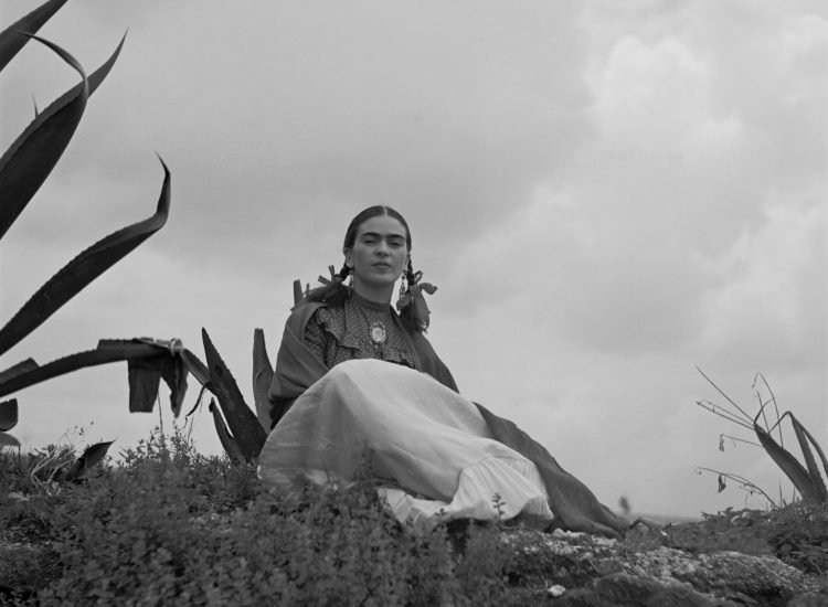 Frida Kahlo, assise à côté d'un agave, lors d'une séance photo pour Vogue en 1937, intitulée « Señoras of Mexico » - Toni Frissell | Domaine public