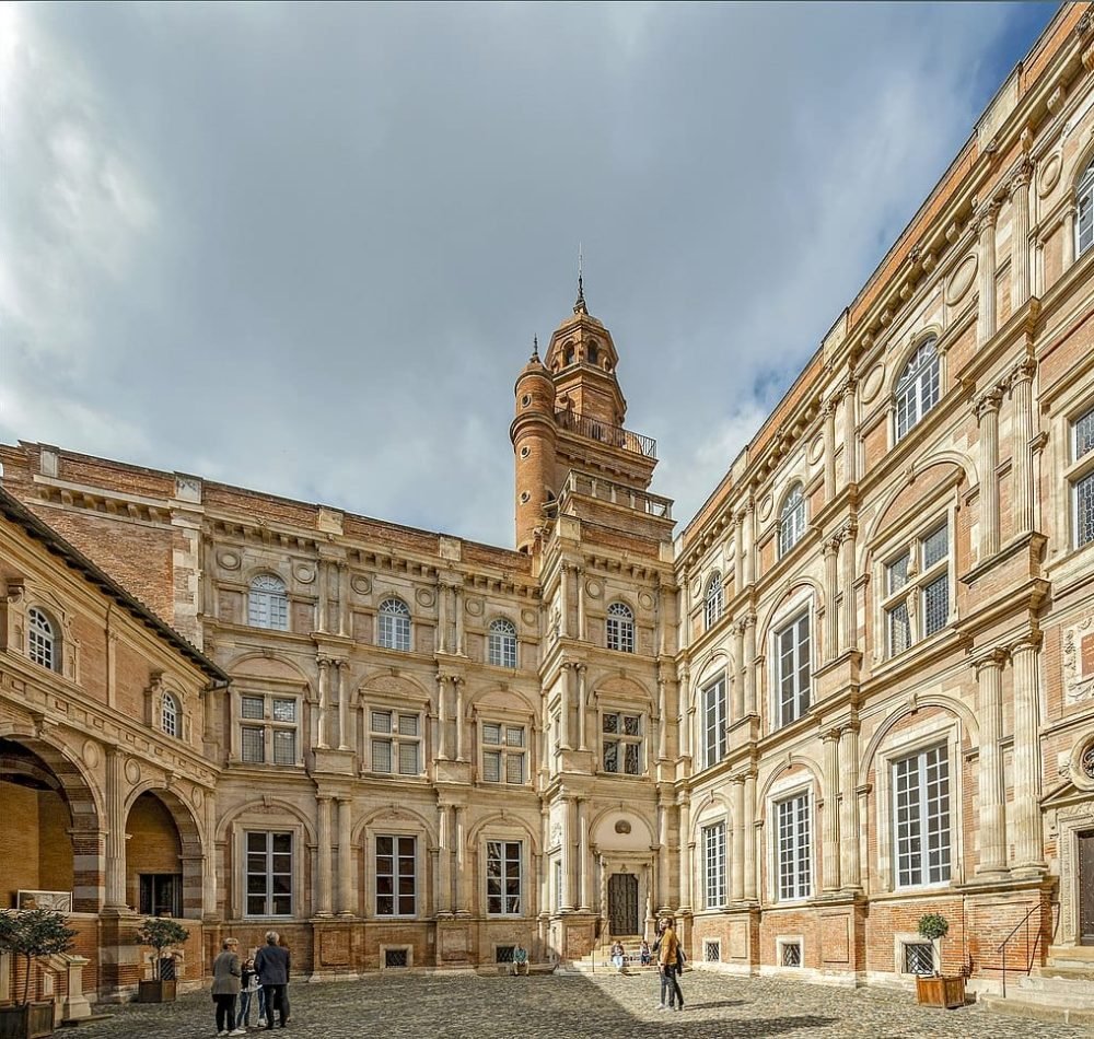 Photographie de l'Hôtel d'Assézat à Toulouse, où siège l'Académie - Didier Descouens | Domaine Public.