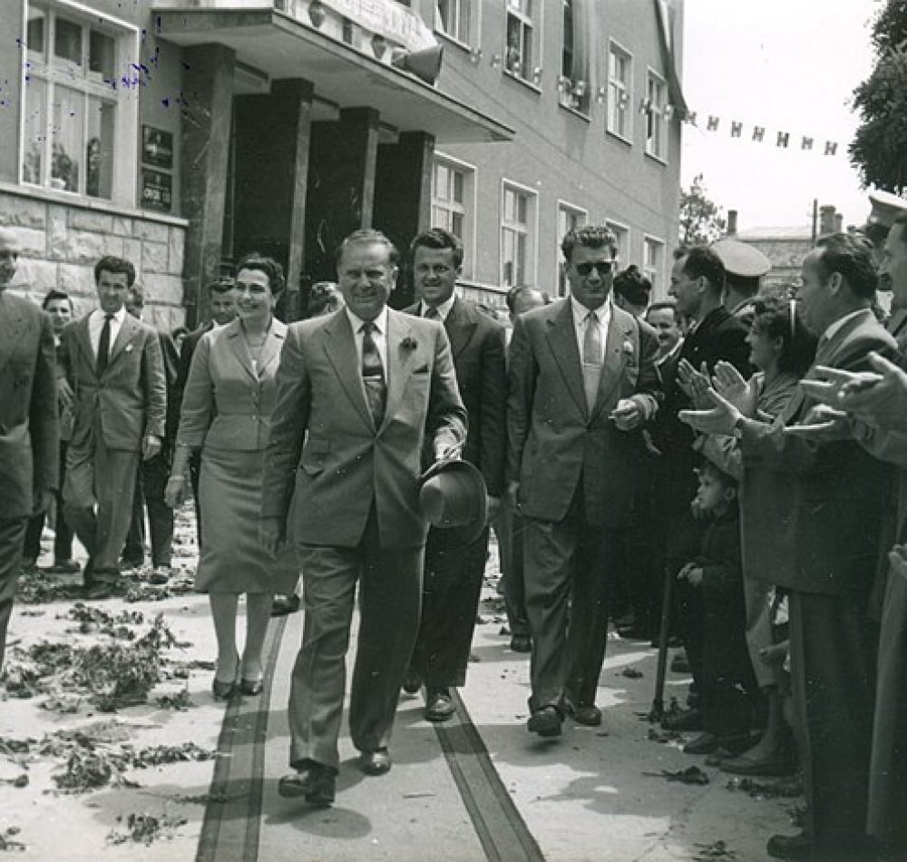 Josip Broz Tito et Jovanka Broz quittent le bâtiment municipal de Negotin - Auteur inconnu | Creative Commons BY-SA 4.0