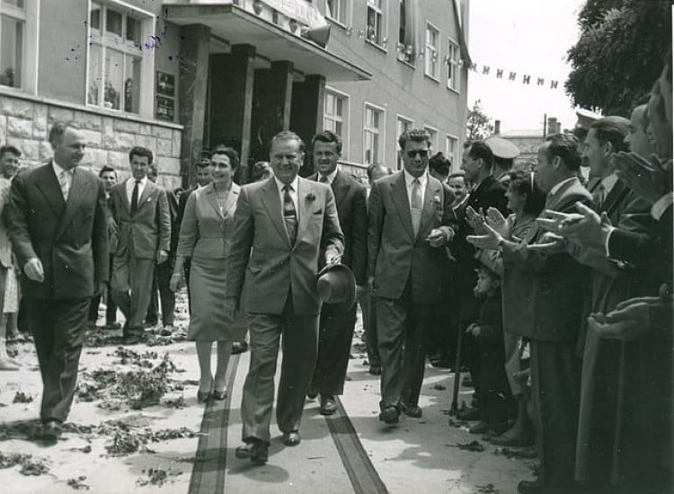 Josip Broz Tito et Jovanka Broz quittent le bâtiment municipal de Negotin - Auteur inconnu | Creative Commons BY-SA 4.0