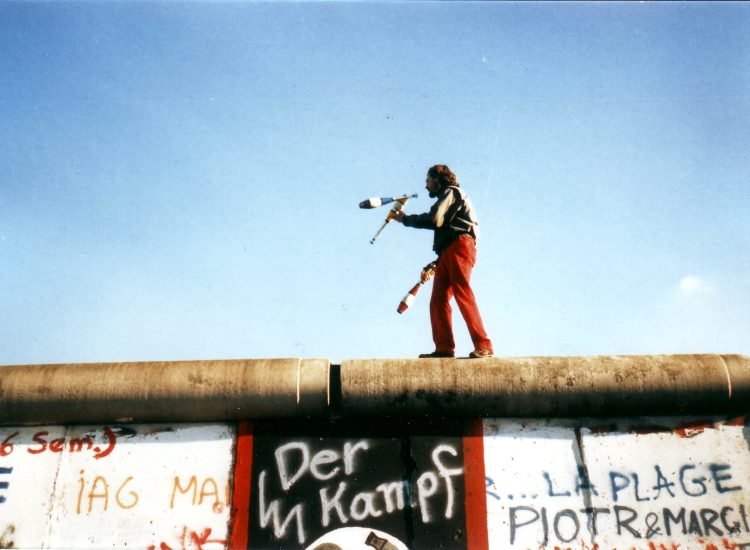 Un homme jongle sur le mur de Berlin, le 16 novembre 1989 - Yann Forget | Domaine public