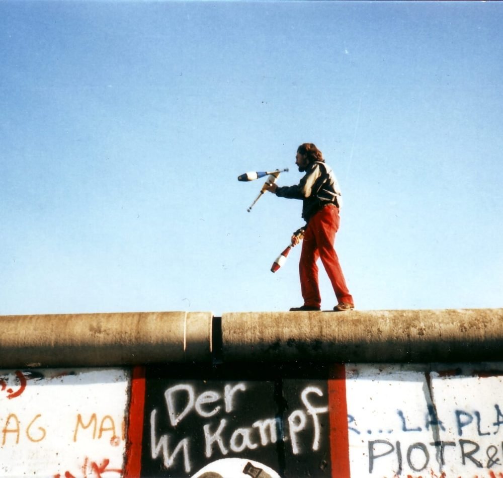 Un homme jongle sur le mur de Berlin, le 16 novembre 1989 - Yann Forget | Domaine public
