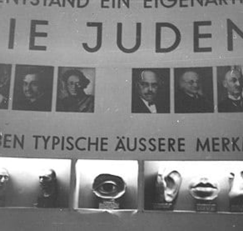 Une vitrine de l'exposition de propagande nazie "Der ewige Jude" (Le Juif éternel) montrant les traits anatomiques typiques attribués aux Juifs par les nazis (bouche, oeil...), en novembre 1937 - Archives fédérales allemandes | Creative Commons BY-SA 3.0
