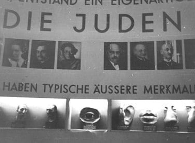 Une vitrine de l'exposition de propagande nazie "Der ewige Jude" (Le Juif éternel) montrant les traits anatomiques typiques attribués aux Juifs par les nazis (bouche, oeil...), en novembre 1937 - Archives fédérales allemandes | Creative Commons BY-SA 3.0