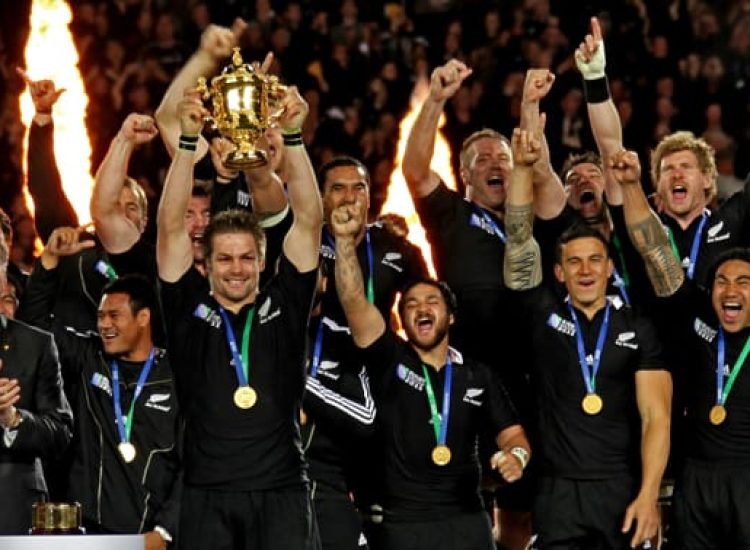 Les All Blacks soulevant la Coupe Webb Ellis après leur victoire en finale de la Coupe du monde 2011 - Jean-François Beauséjour | Creative Commons BY 2.0