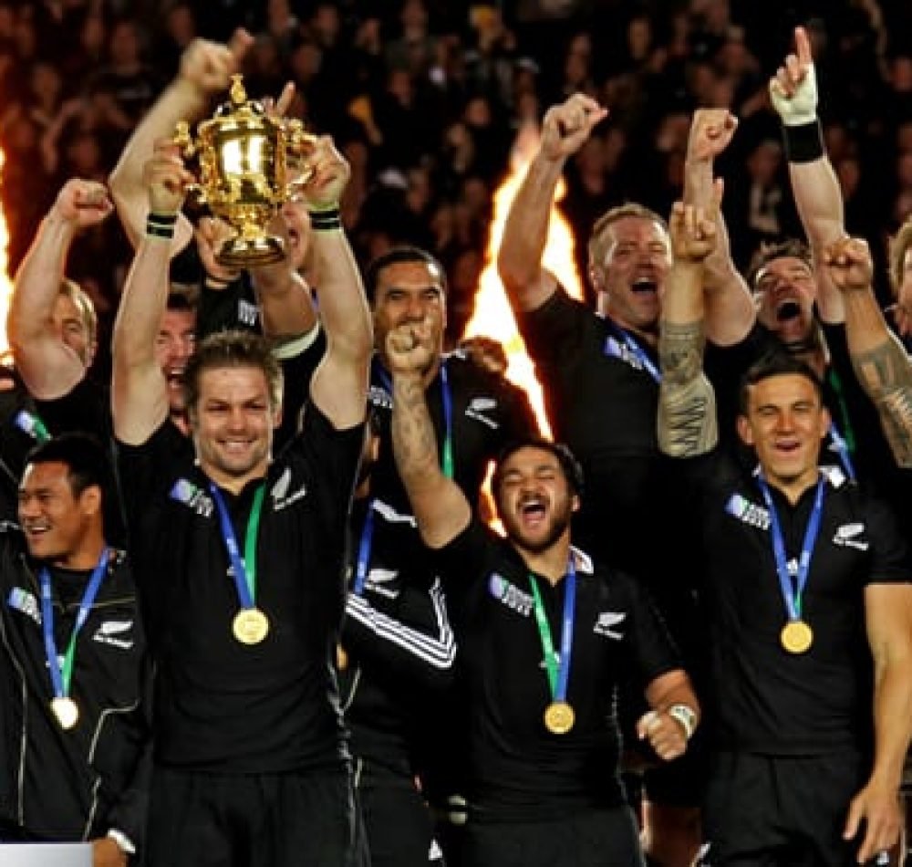 Les All Blacks soulevant la Coupe Webb Ellis après leur victoire en finale de la Coupe du monde 2011 - Jean-François Beauséjour | Creative Commons BY 2.0