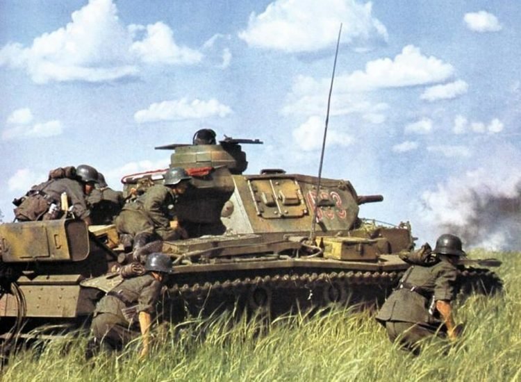 Les principes de mobilité et d'effet de surprise, qui caractérisaient jusqu'ici les engagements stratégiques de la Wehrmacht sous le terme de Blitzkrieg, semblent encore prévaloir pendant l'été et l'automne 1941 - Auteur inconnu | Domaine public