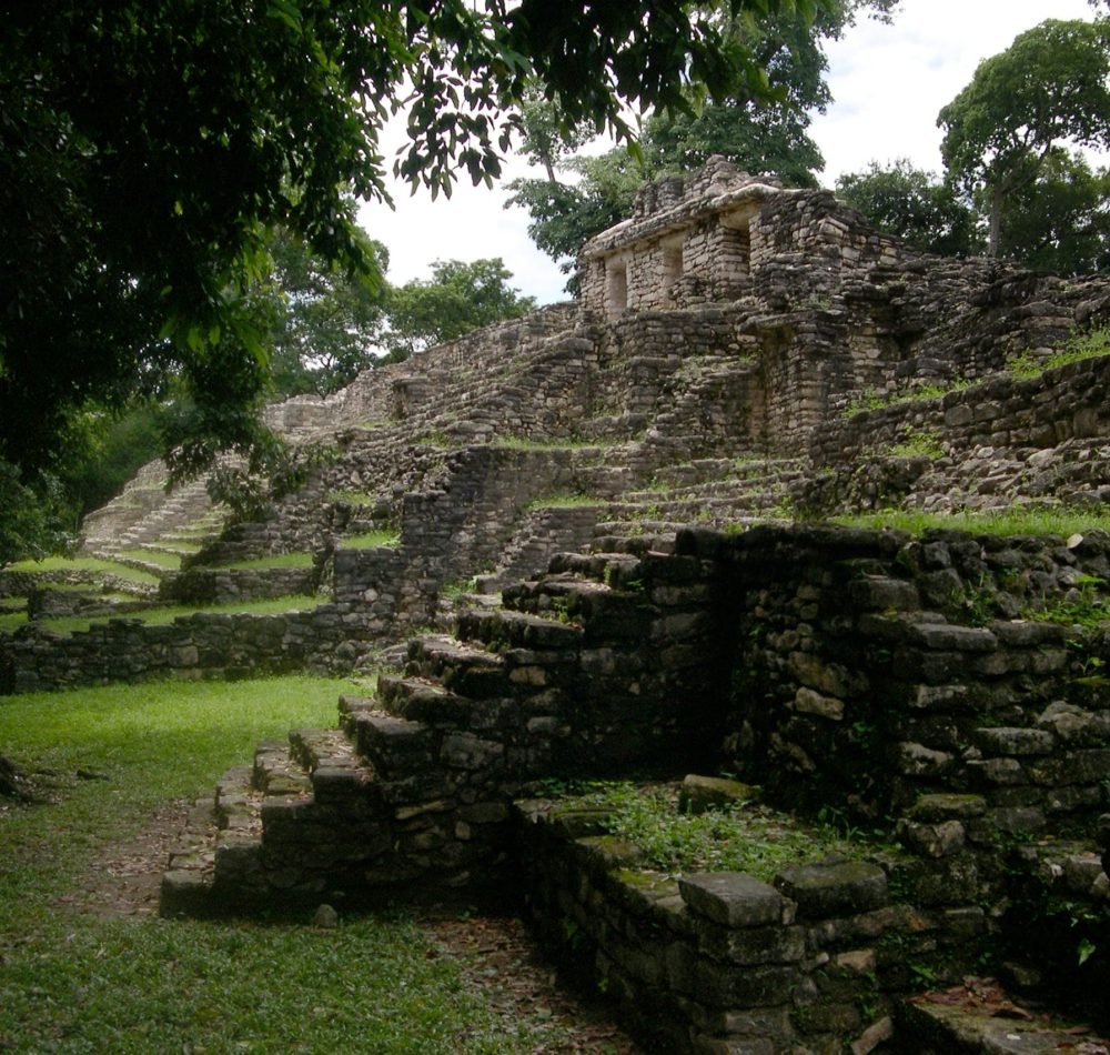 L'une des pyramides du niveau supérieur de Yaxchilan - Jacob Rus | Creative Commons BY-SA 2.0